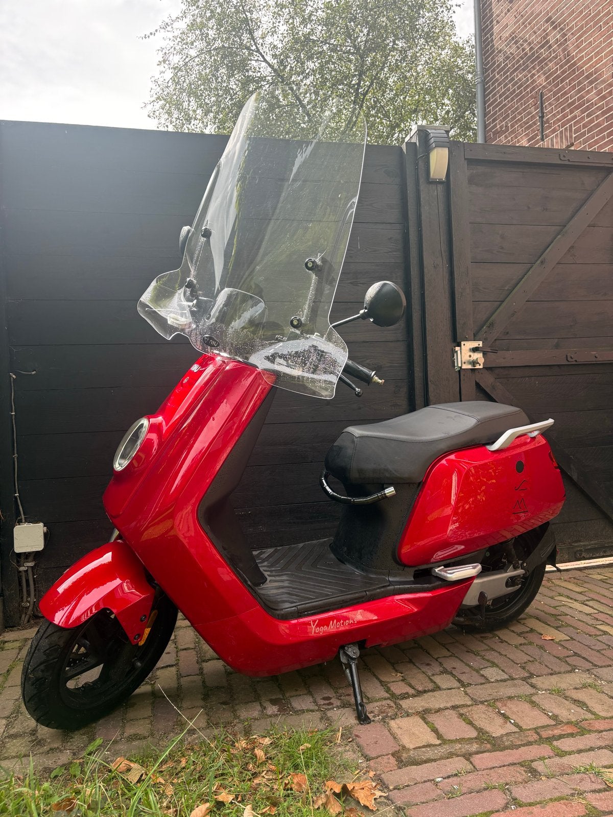 Rode Niu elektrische scooter met windscherm, Ophalen, Zo goed als nieuw, Elektrisch, Overige merken