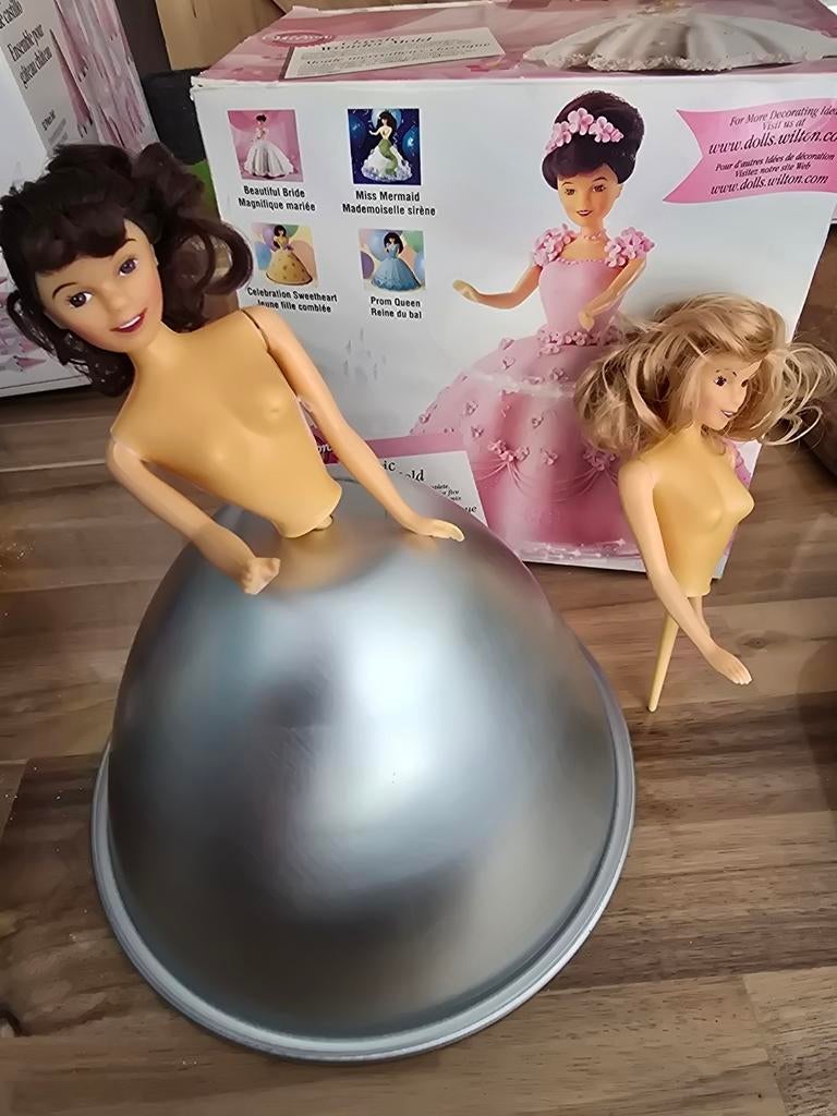 Wilton prinsessen/barbie taartvorm met poppen, Ophalen of Verzenden, Gebruikt