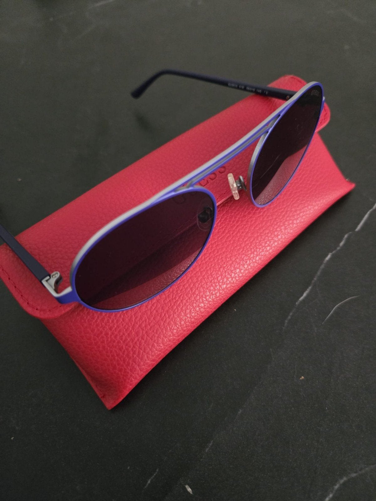 Guess Zonnebril - Paars/Blauw met Rood Etui, Sieraden, Tassen en Uiterlijk, Zonnebril, Blauw, Zo goed als nieuw, Ophalen