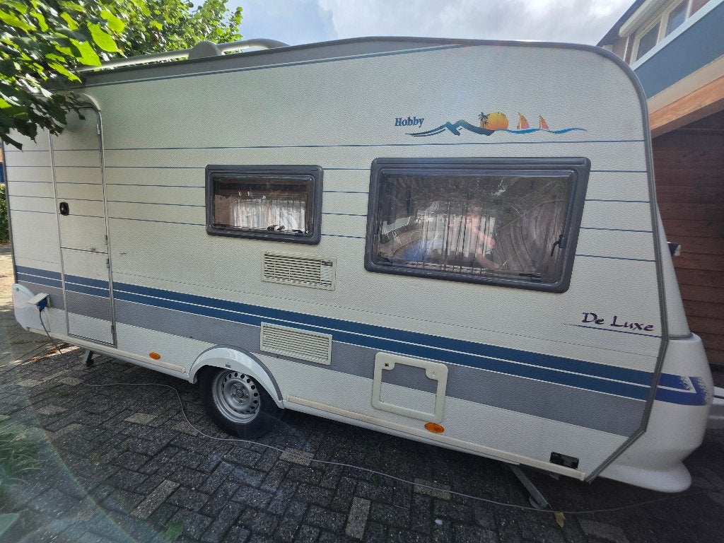 Hobby De Luxe Easy 440 2002 compleet met voortent + aanbouw, Hobby, Dwarsbed, Treinzit, 750 - 1000 kg