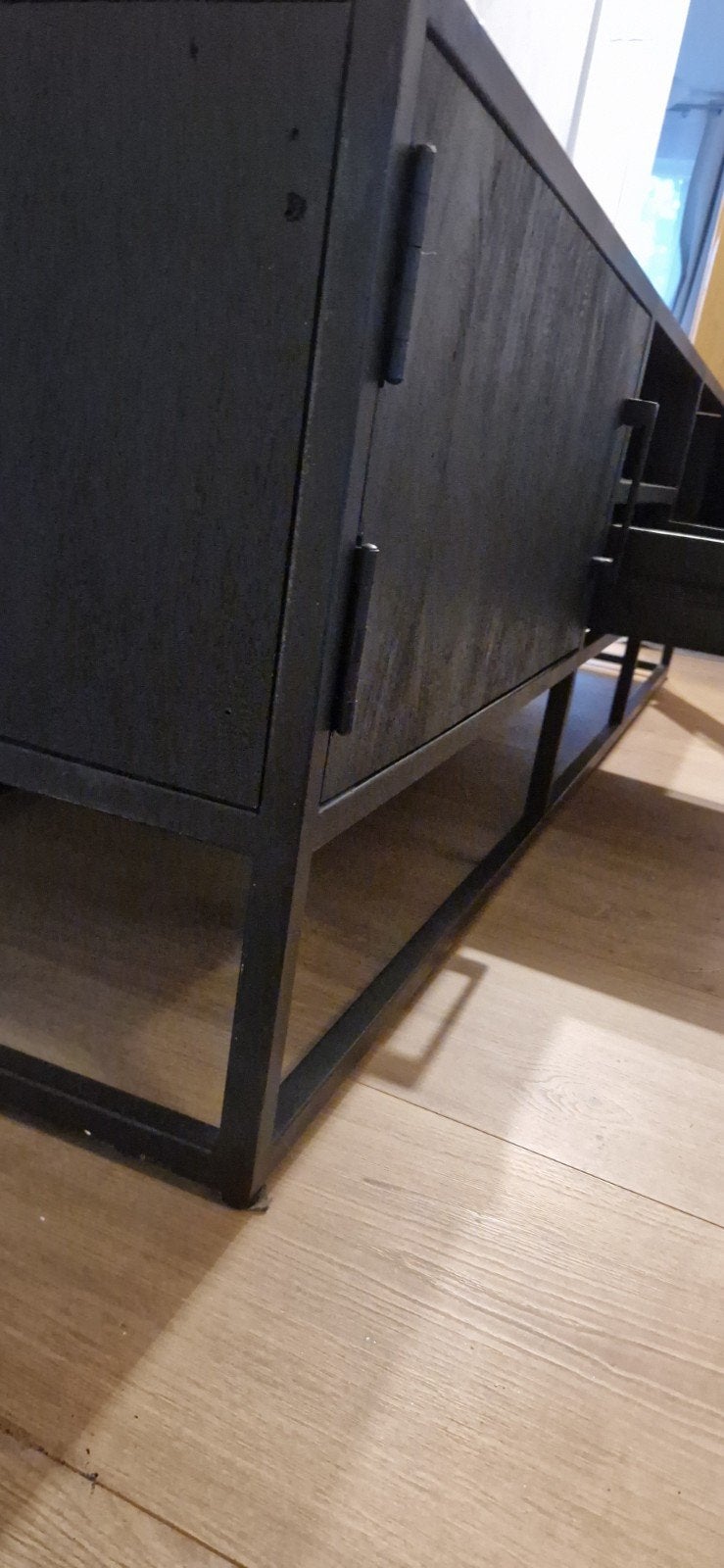 Zwart mangohouten tv-meubel met metalen frame, Huis en Inrichting, Modern, Industrieel, 150 tot 200 cm, Zo goed als nieuw, 25 tot 50 cm