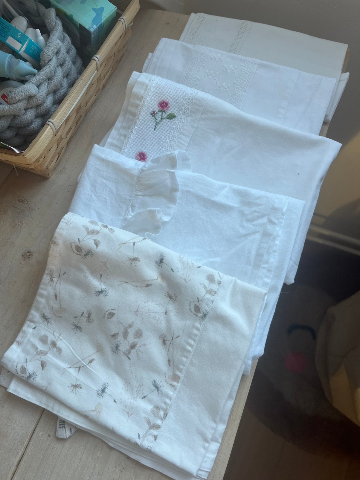 5 Baby lakentjes wieg co-sleeper ledikant broderie wit, Ophalen of Verzenden, Zo goed als nieuw, Ledikant