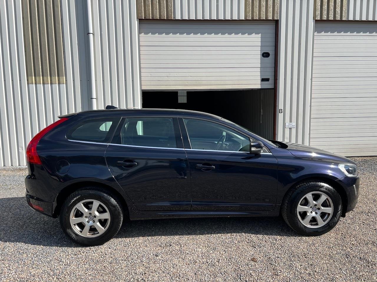 Volvo XC60 2.0 D4 FWD AUT Momentum TREKHAAK.CAM.XENON!, Auto's, 1969 cc, Blauw, Leder en Stof, Bedrijf
