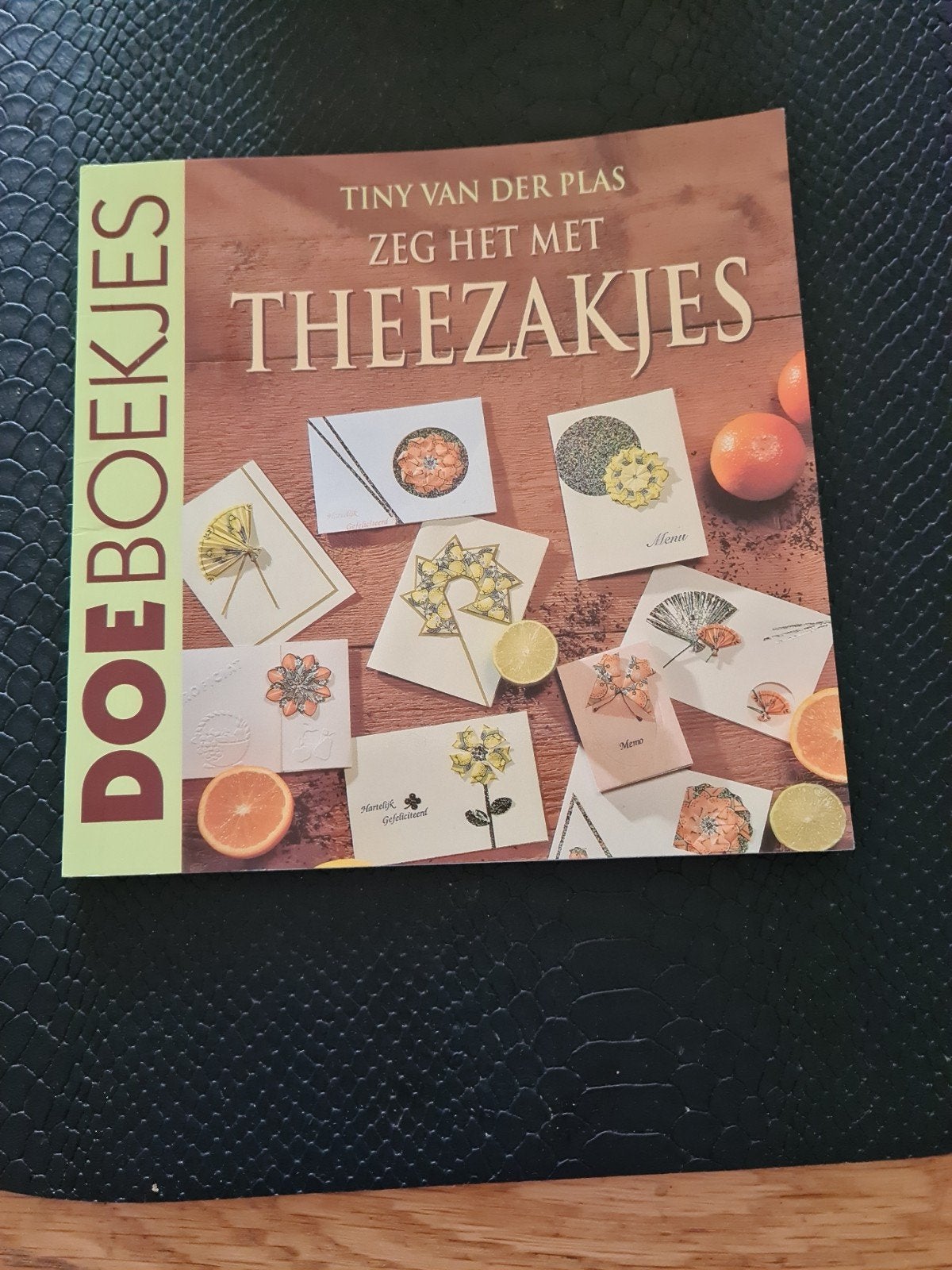 T. van der Plas - Zeg het met theezakjes, Ophalen of Verzenden, Zo goed als nieuw, T. van der Plas