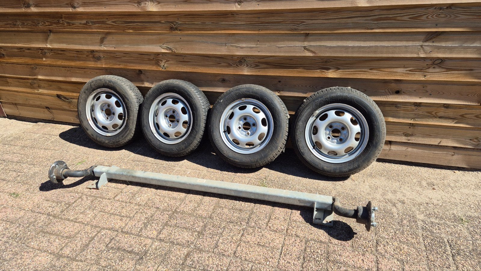 Aanhangwagenas met 4 complete wielen 165/70 R13, Ophalen, Gebruikt