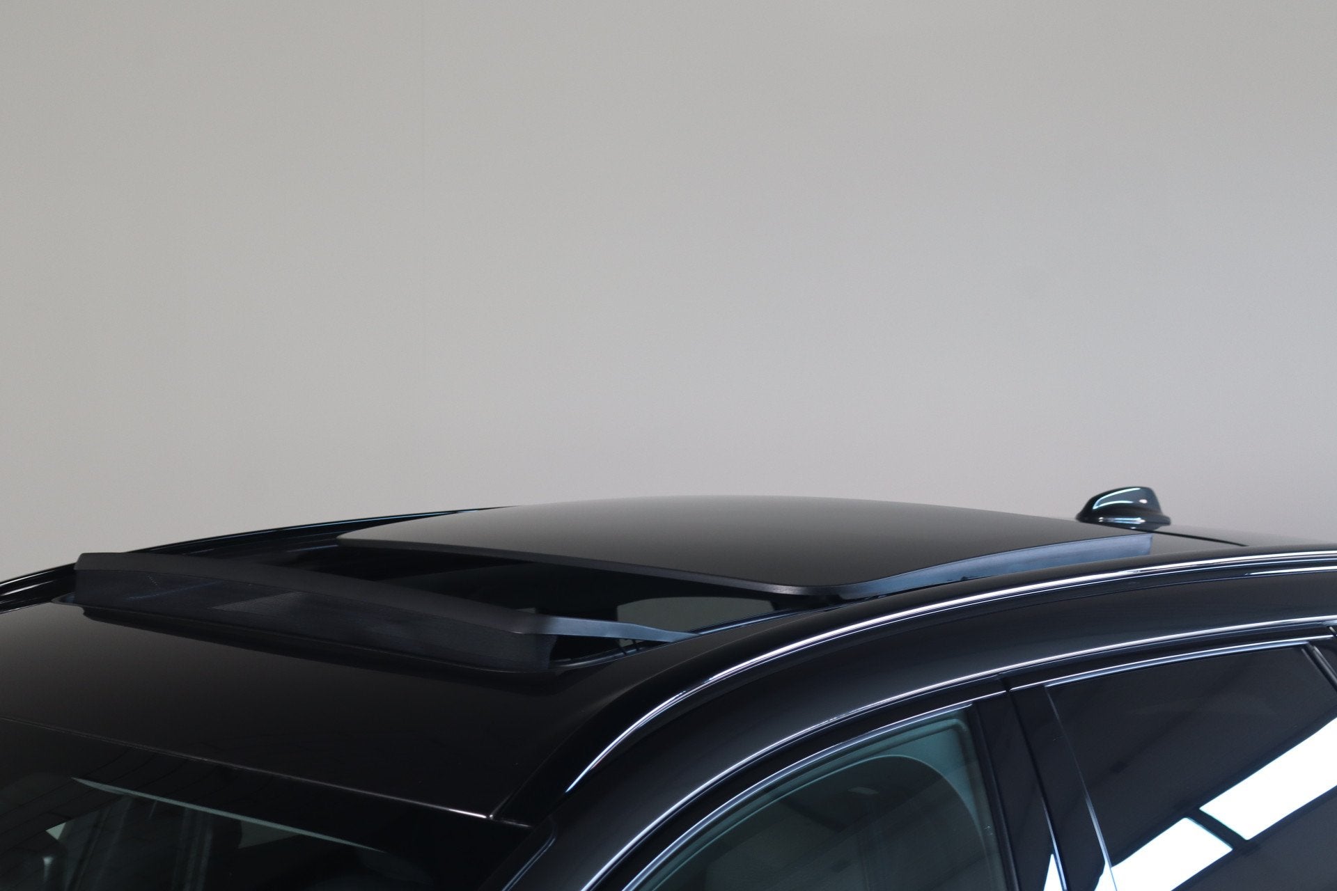 Volvo XC60 2.0 T8 Plug-in hybrid AWD R-Design - NL Auto! Luc, Auto's, Gebruikt, Euro 6, 4 cilinders, 1969 cc
