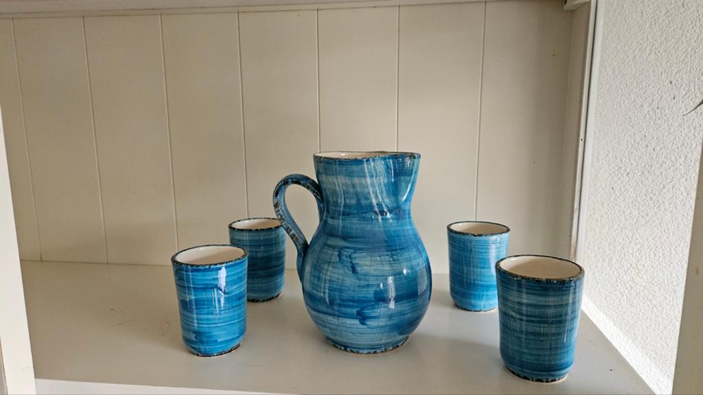 Blauwe aardewerk waterkan met 4 bekers, Ophalen, Blauw, Aardewerk of Porselein, Zo goed als nieuw