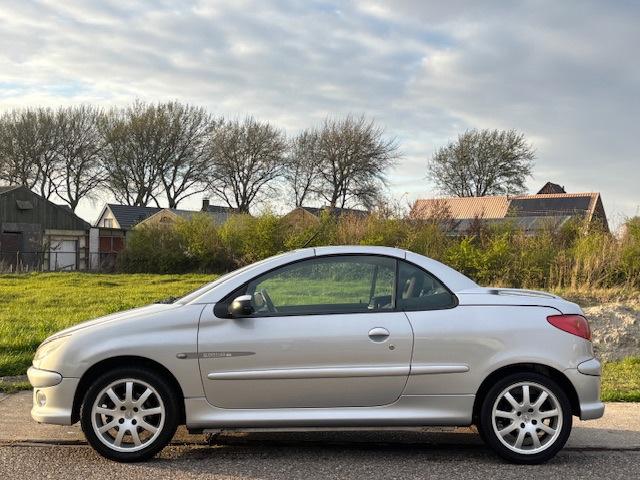 Peugeot 206 CC 1.6-16V Quiksilver Storing Cabriodak! ECC Aud, Auto's, Peugeot, Voorwielaandrijving, Stof, Gebruikt, Zwart