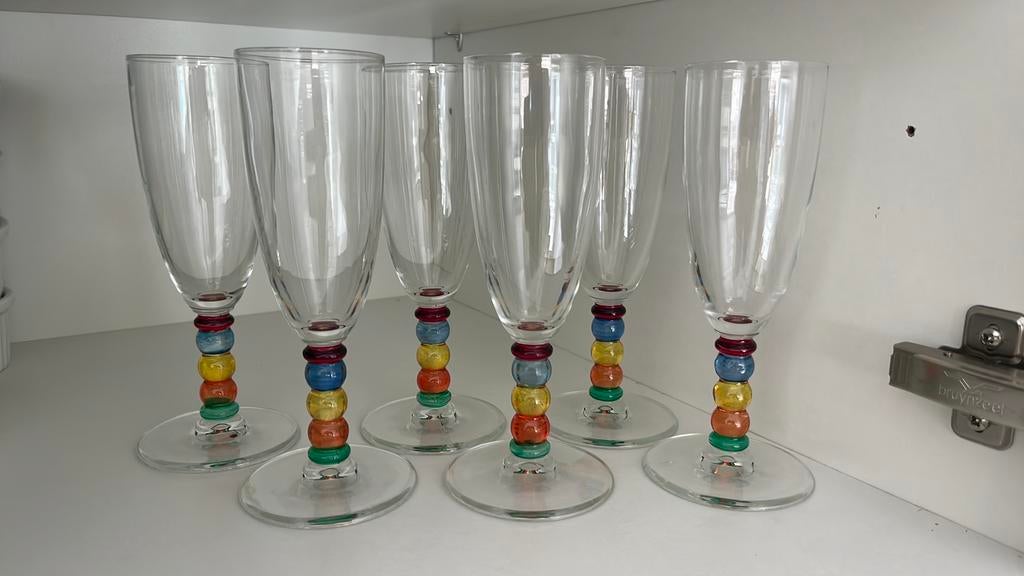 6x champagneglas met vrolijk gekleurde voet, Verzamelen, Glas en Borrelglaasjes, Ophalen, Zo goed als nieuw, Overige typen