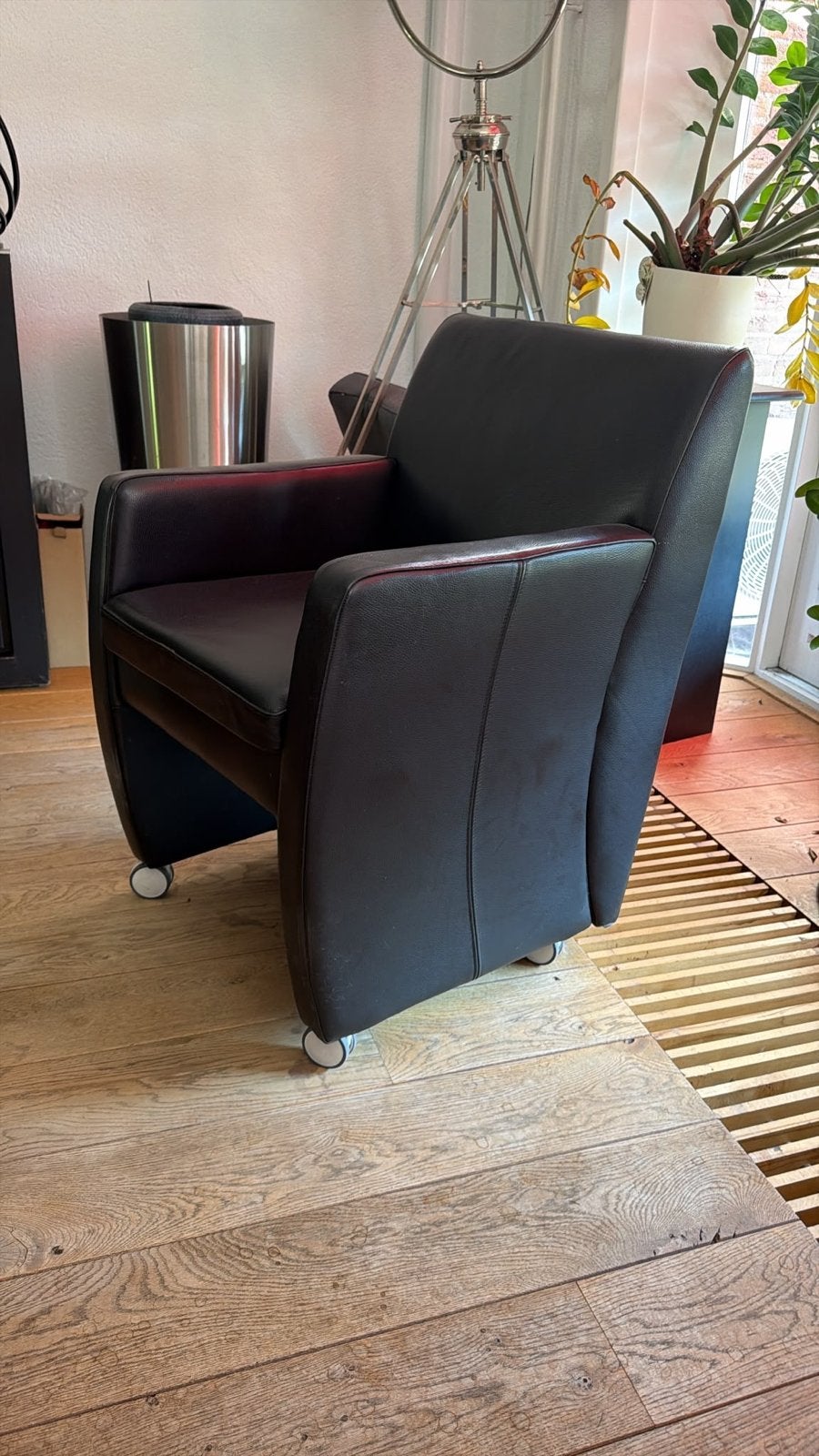 Mooie stoelen, set van 6 - Eén stoel heeft nieuwe wieltjes n, Huis en Inrichting, Ophalen, Gebruikt, Zwart, Leer