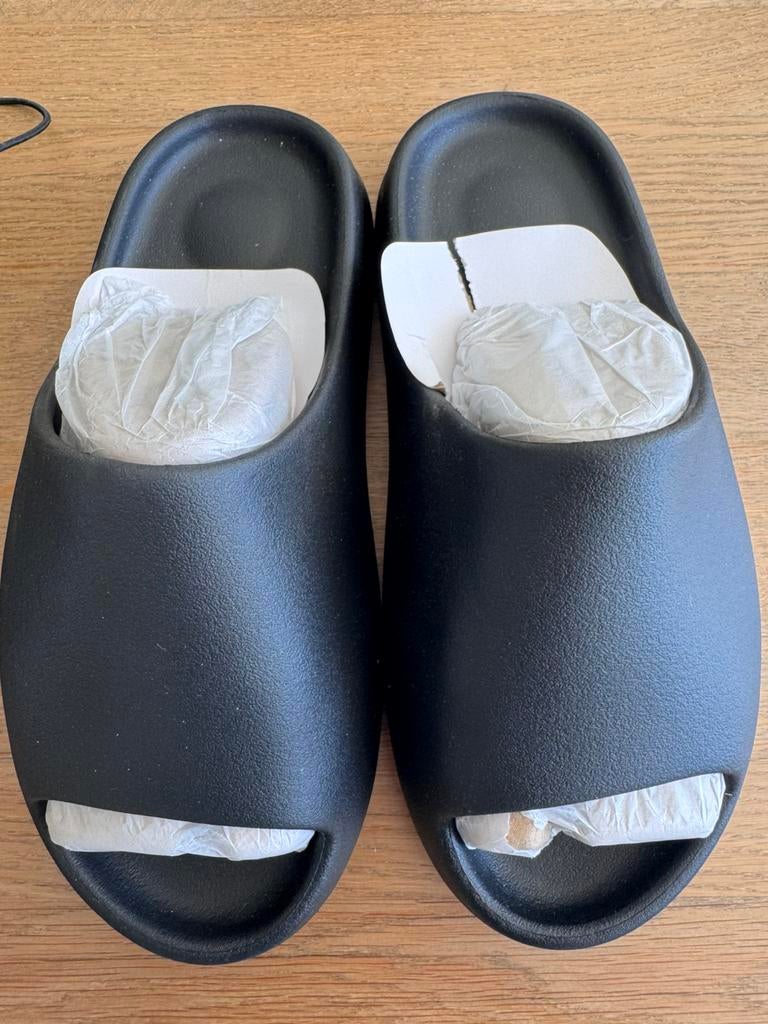 Yeezy slides (YS-01), Slippers, Zwart, Nieuw, Ophalen of Verzenden