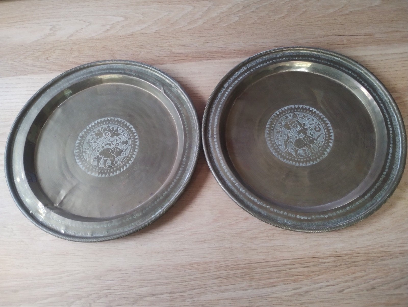 Set van 2 vintage messing dienbladen met olifantgravure, Antiek en Kunst, Ophalen of Verzenden