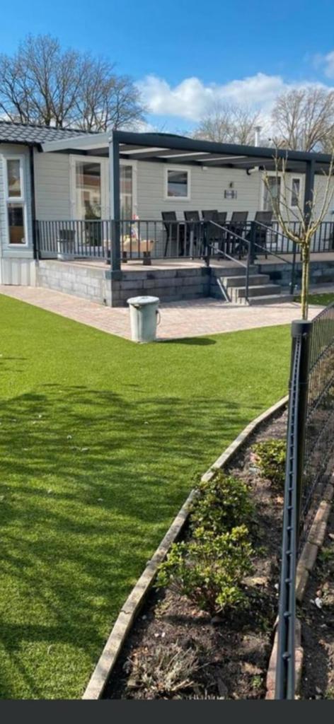 Luxe 4 persoons chalet met omheinde tuin en terras., Caravans en Kamperen, Verhuur