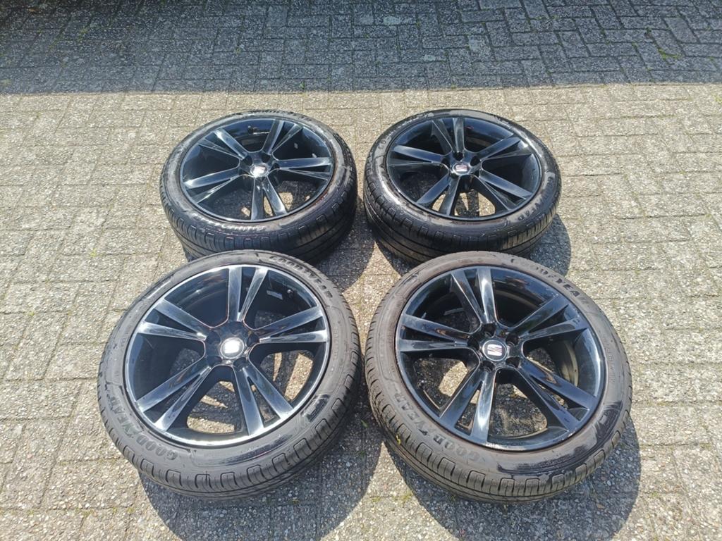 Set velgen met zomerbanden van seat ibiza 5x100 205/45R17, Auto-onderdelen, Ophalen, Gebruikt