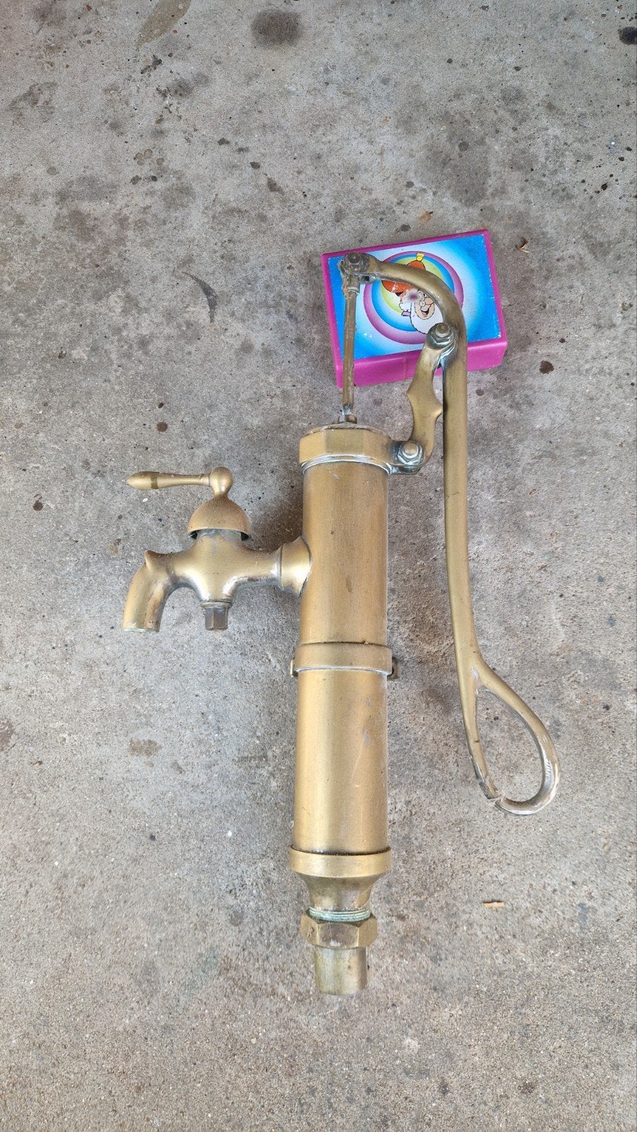 Antieke bronzen waterpomp met kraan, Antiek en Kunst, Antiek | Koper en Brons, Ophalen