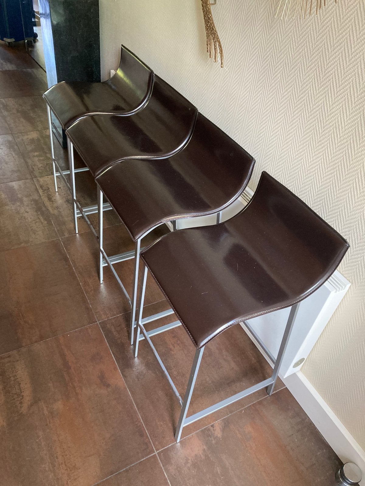 4 donkerbruine barkrukken, Huis en Inrichting, 4 krukken, Ophalen of Verzenden, Gebruikt, 60 tot 90 cm