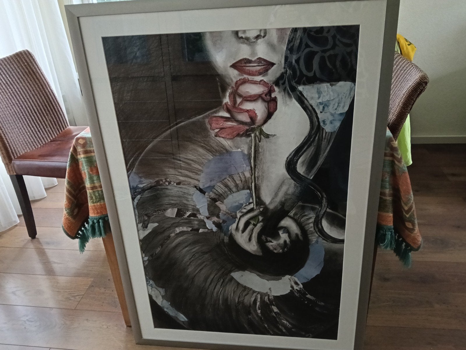 Schilderij vrouw met roos in zware aluminium lijst, Ophalen, Ingelijst, Portret