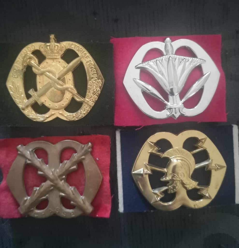 4 baretemblemen NL, Verzamelen, Ophalen of Verzenden, Landmacht, Nederland, Embleem of Badge