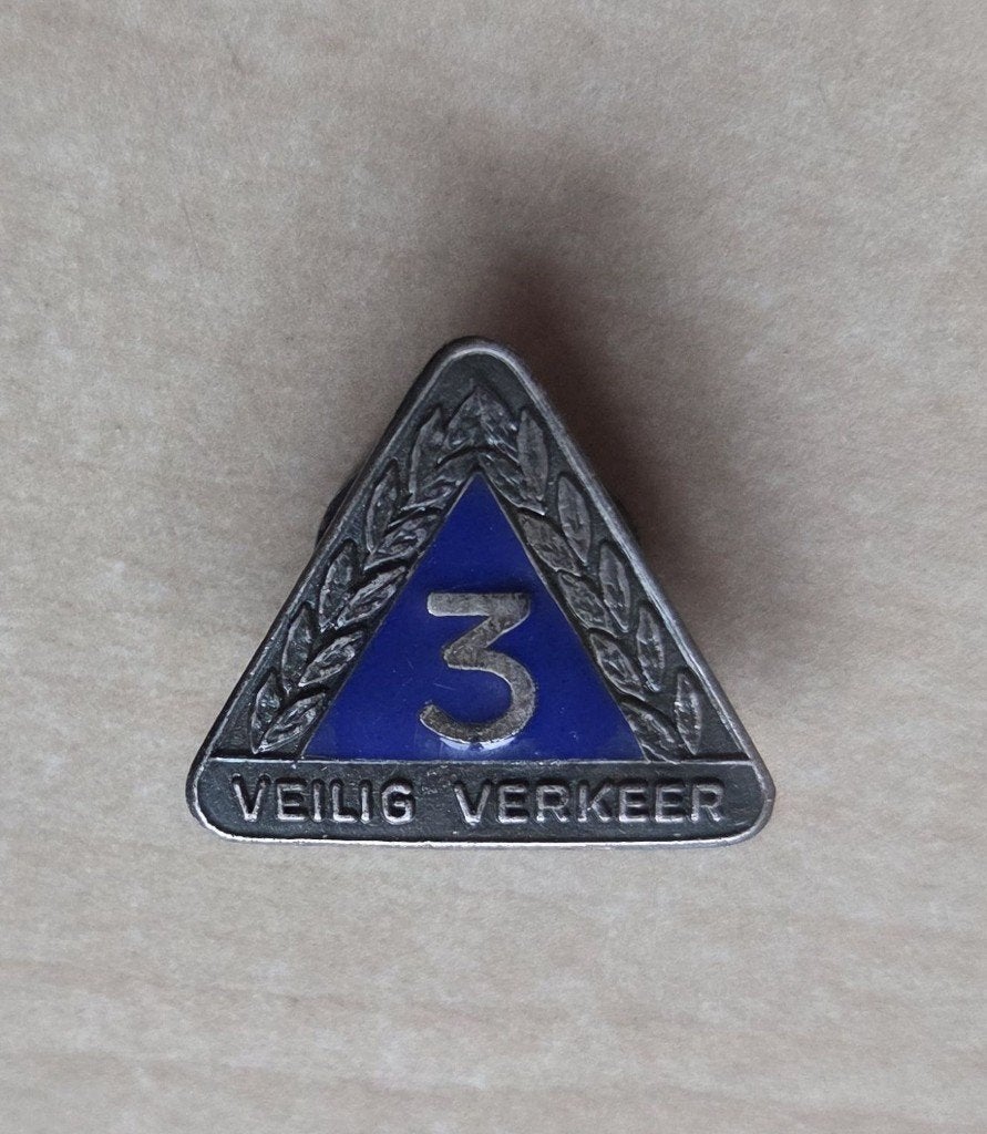 VVN Veilig Verkeer Nederland emaille knoop, Gebruikt, Niet vindbaar, Niet vindbaar, Speldje of Pin