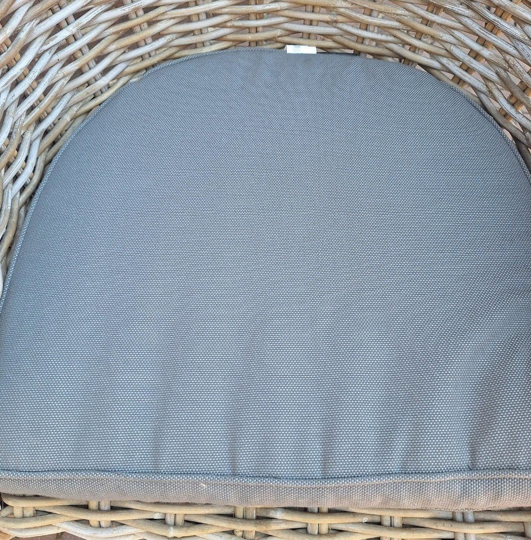 Foto 4 van Rotan stoelen met kussen, 6 stuks