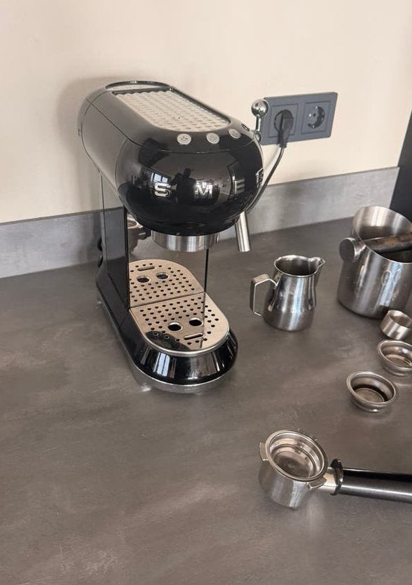 Smeg ECF01 espressomachine zwart – goede staat + accessoires, Gebruikt, Espresso apparaat, Gemalen koffie, Ophalen of Verzenden
