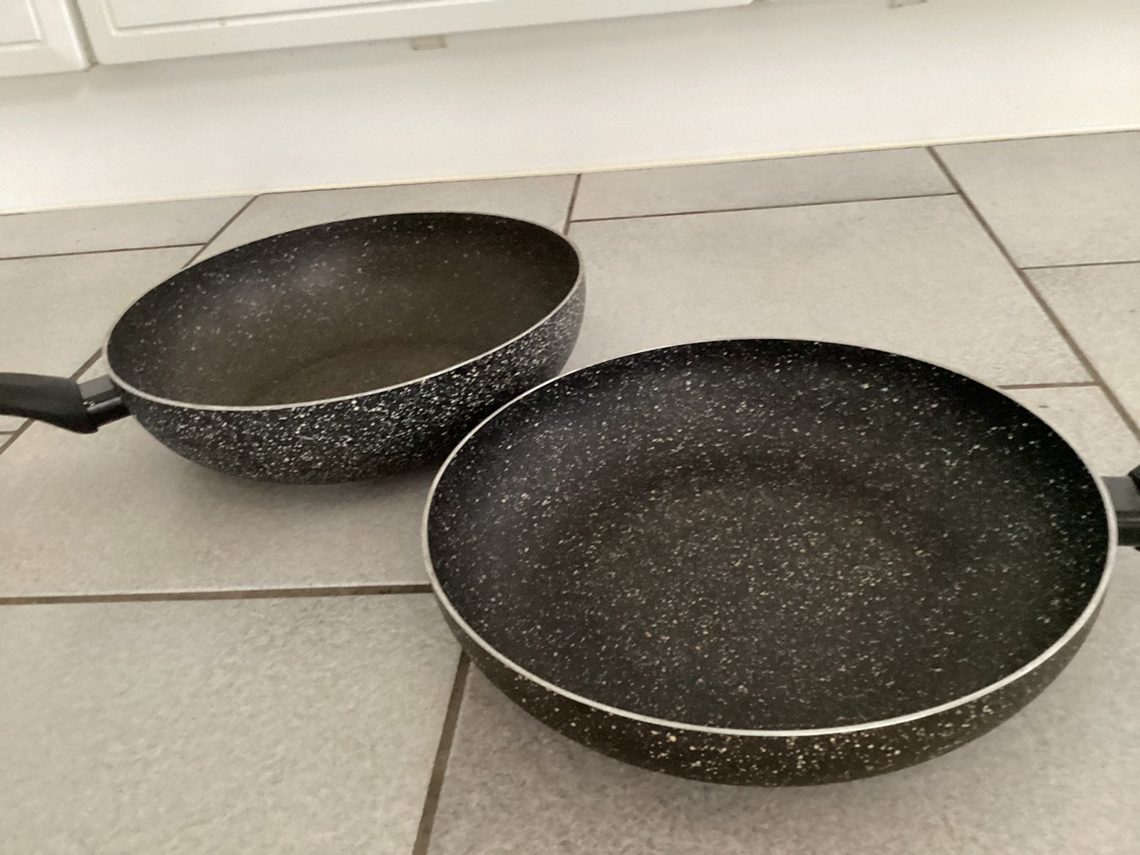 2 wok of braadpannen, Ophalen