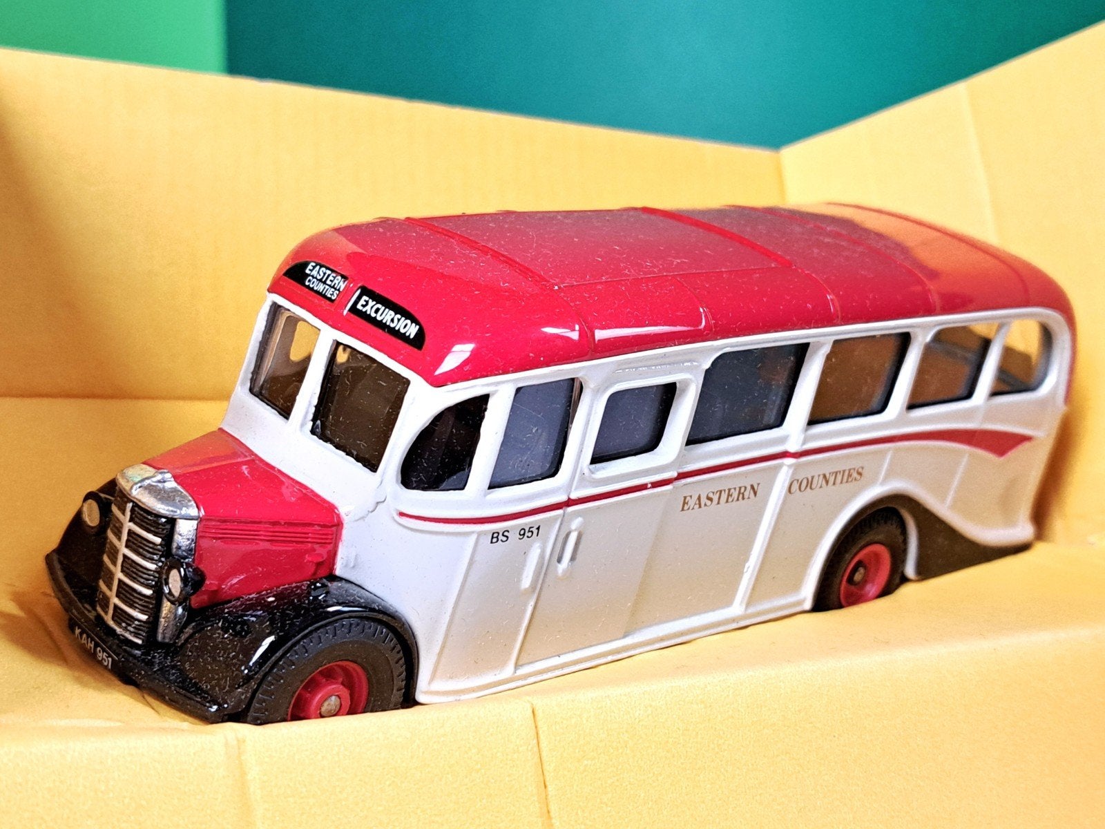 Corgi Classics Bedford type OB Coach Eastern Counties, Hobby en Vrije tijd, Modelauto's | 1:50, Ophalen of Verzenden, Zo goed als nieuw