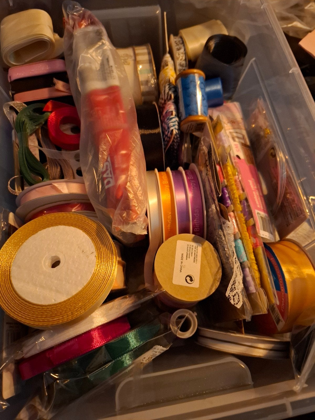 Grote doos vol knutselmateriaal: linten, garen en meer, Ophalen, Gebruikt, Overige thema's, Textiel