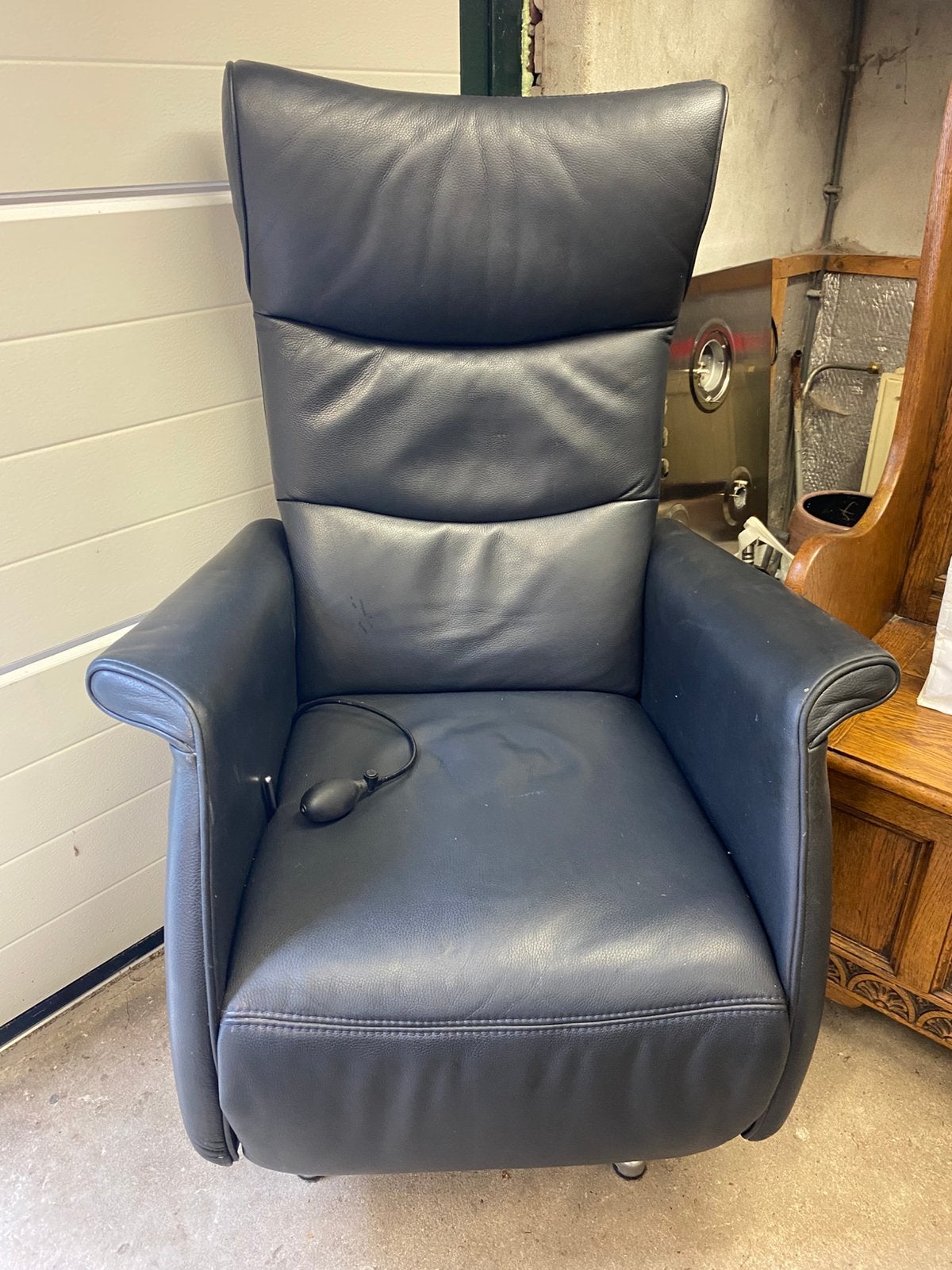 Prominent leren relaxfauteuil met verstelbare lendesteun, Huis en Inrichting, Fauteuils, Ophalen, Gebruikt, Leer, 50 tot 75 cm