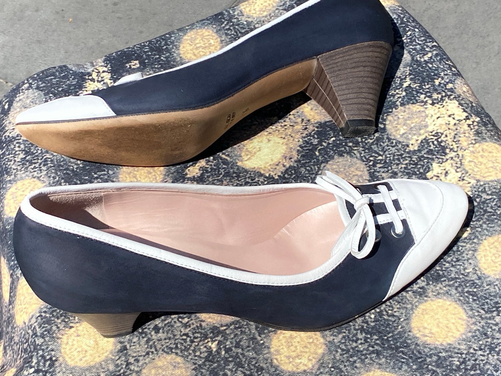 Lilian suède pumps - handgemaakt in Italië, Kleding | Dames, Schoenen, Ophalen of Verzenden, Gedragen, Blauw, Pumps