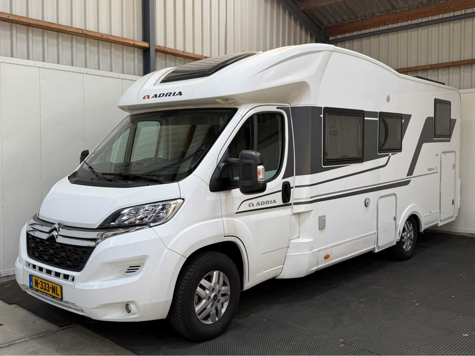 Adria - MATRIX 670 SL - enkele lengte bedden - dak airco - 1, Caravans en Kamperen, Campers, Bedrijf, Diesel, Adria