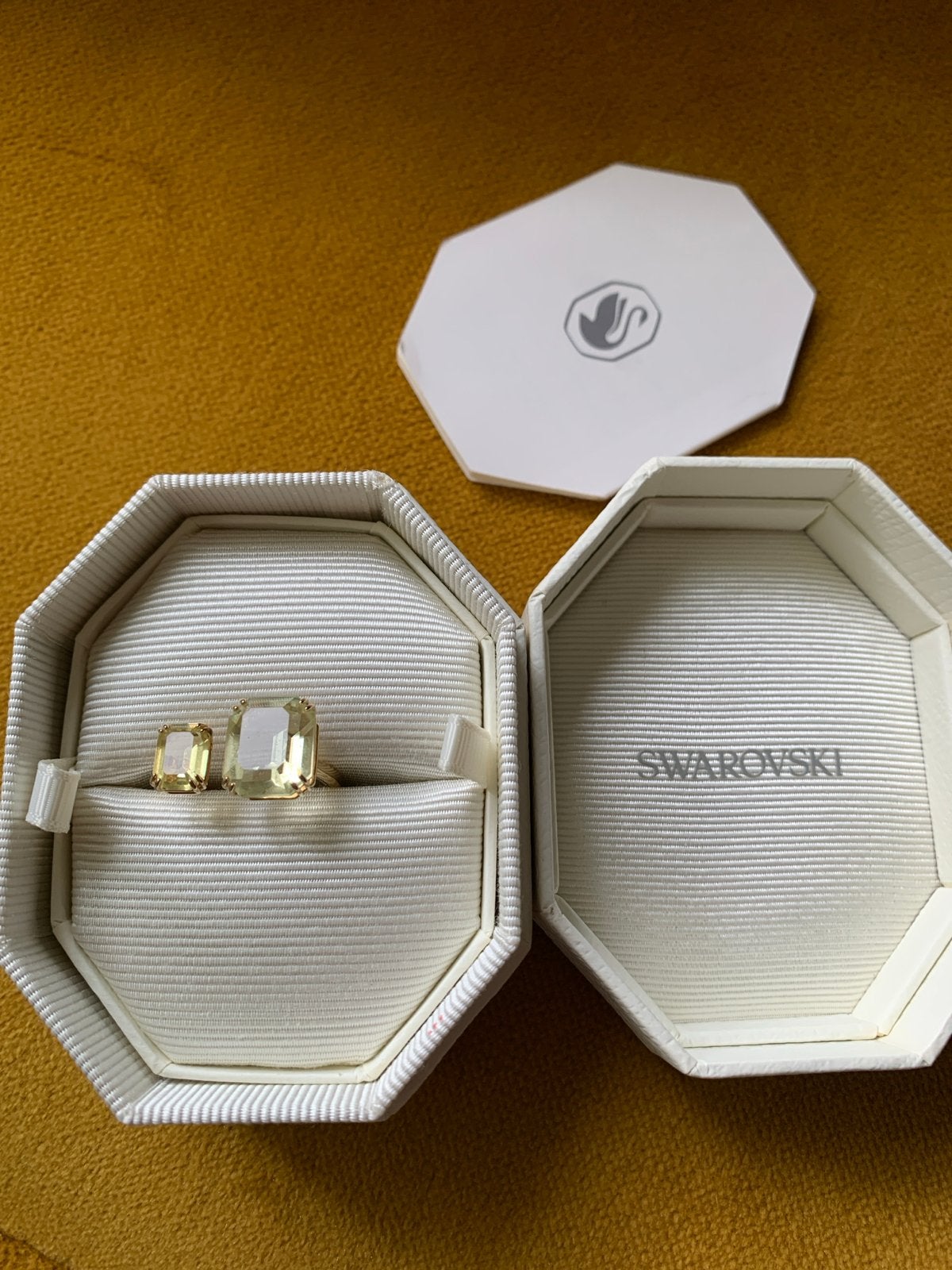 Swarovski Ring met Twee Gele Kristallen - Elegant & Modern, Sieraden, Tassen en Uiterlijk, Ringen, Met kristal, Overige materialen