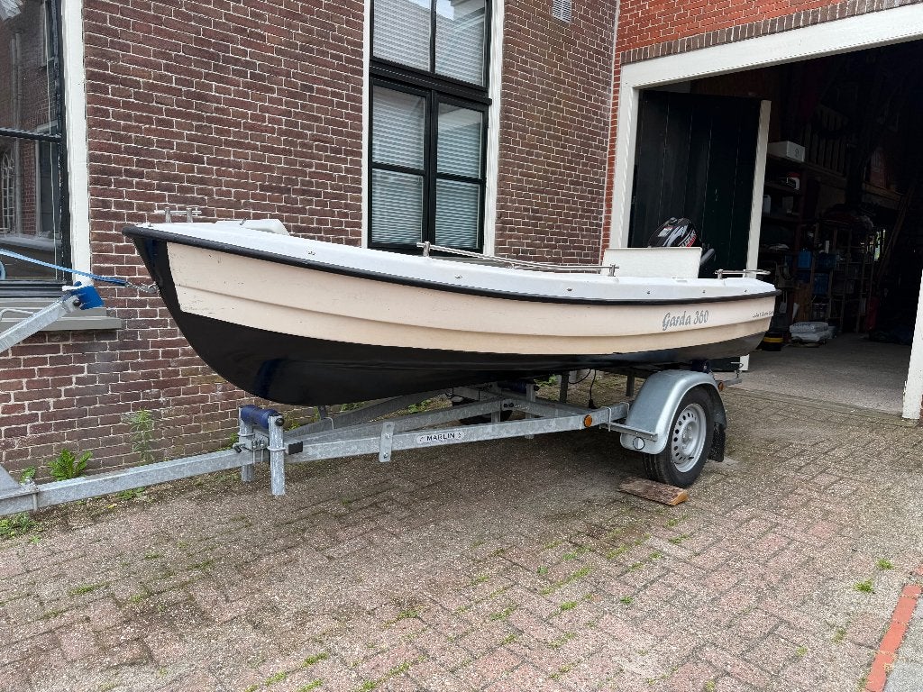 Garda 360 instapsloep met Suzuki 5 PK motor en trailer, Watersport en Boten, Gebruikt, 5 pk, Vissloep, Trailer