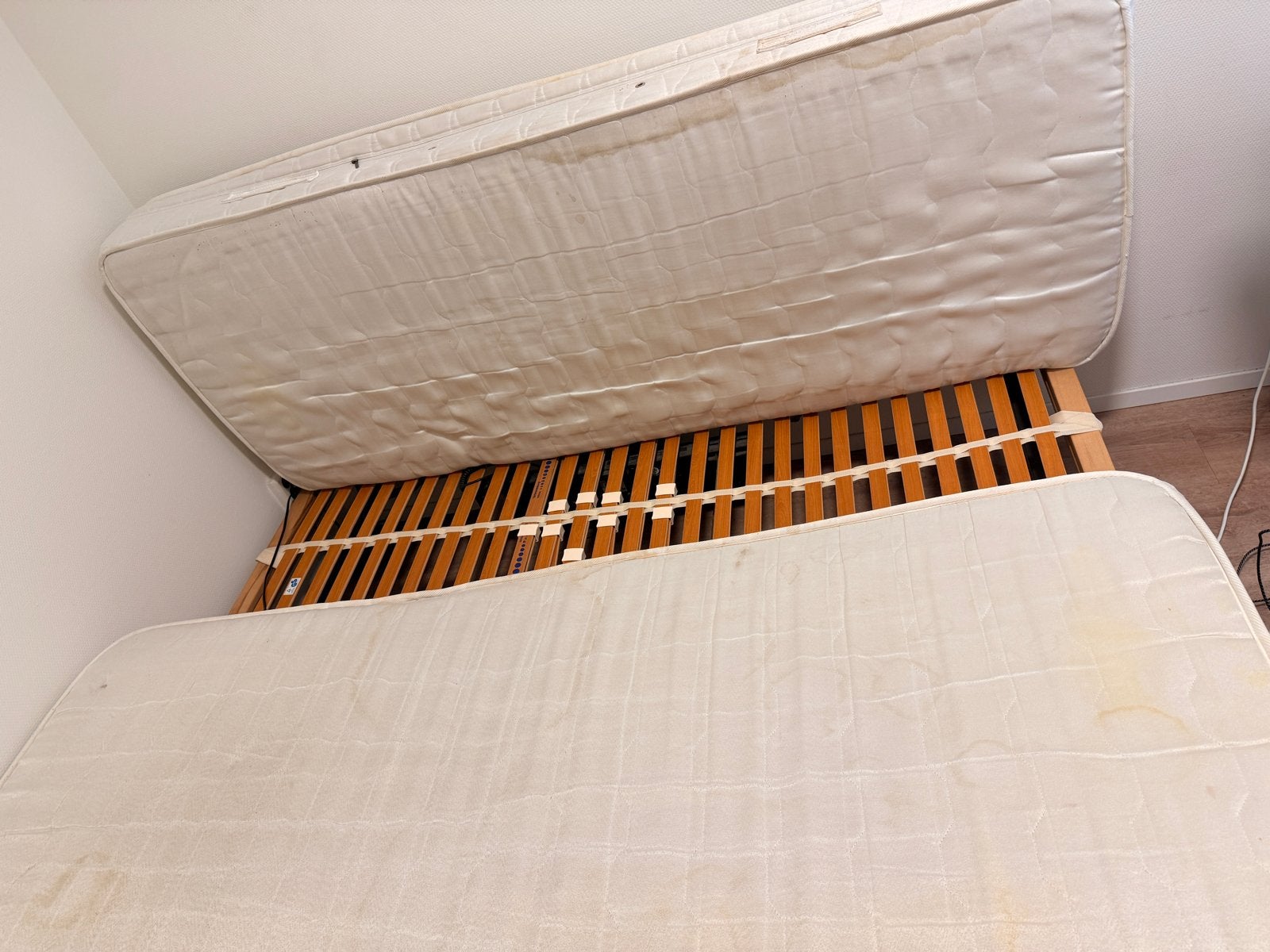 Verstelbare bedbodems met afstandsbediening (incl. matrassen, Ophalen, Gebruikt, Tweepersoons, 80 cm