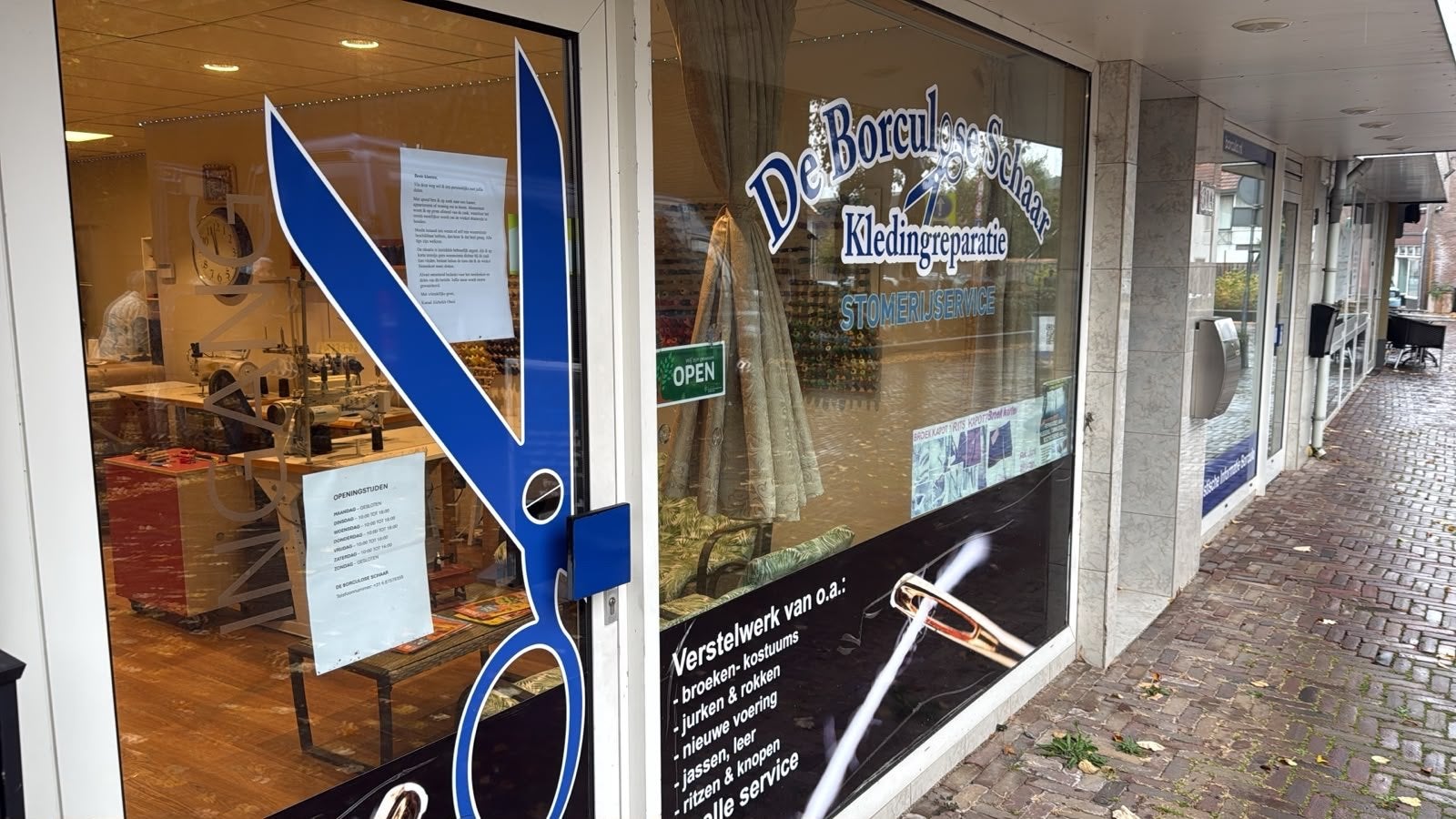 Overname kledingoperatie.Naaiatelier. stomerij