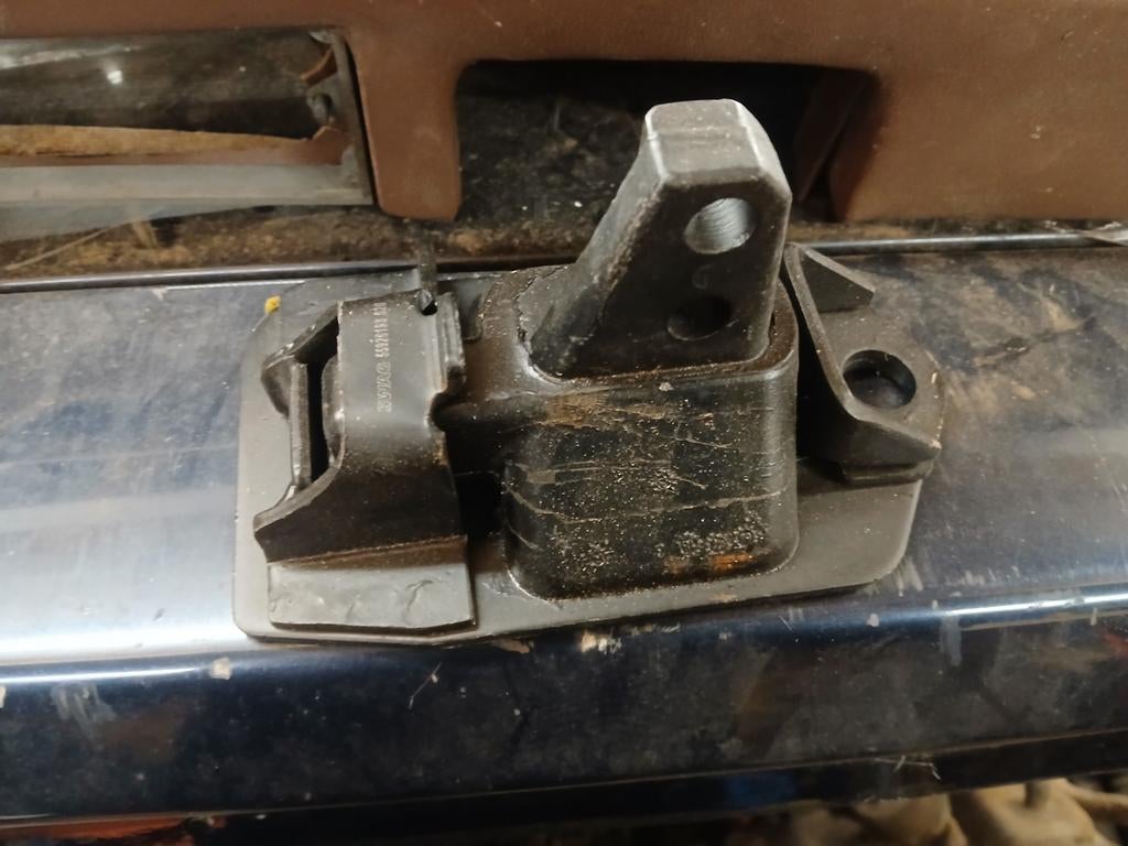 Nieuwe motorsteun volvo v70, Auto-onderdelen, Trekhaken, Ophalen of Verzenden, Nieuw