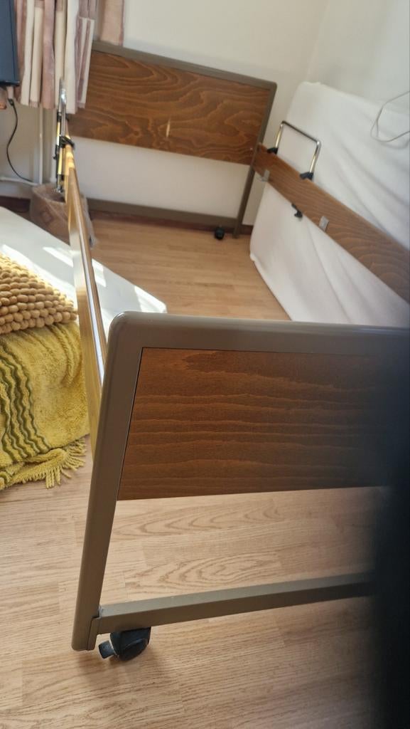 Frame eenpersoonsbed op wieltjes zonder spiraal, Ophalen, Gebruikt, Eenpersoons, Bruin