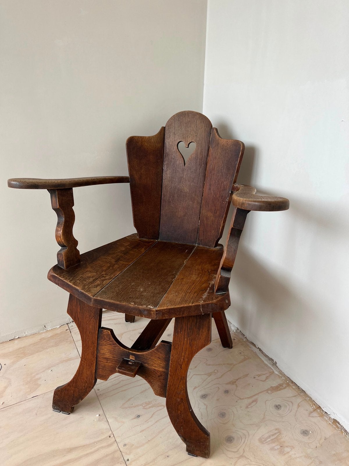 Antieke houten stoel met hartuitsparing, Ophalen