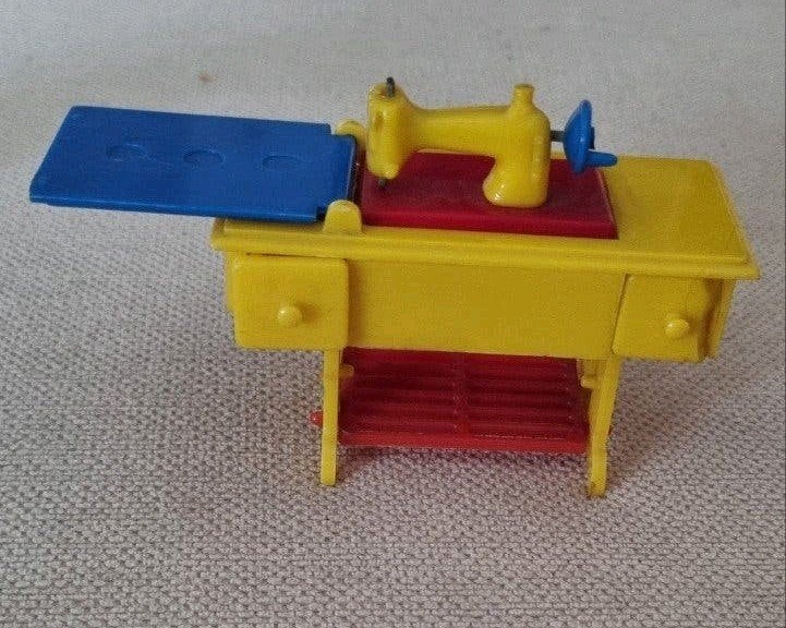 Miniatuur naaimachine voor poppenhuis Renwal sewing machineg, Verzamelen, Ophalen of Verzenden, Zo goed als nieuw, Gebruiksvoorwerp