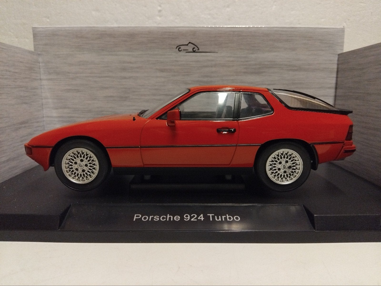 Porsche 924 Turbo rood 1979 Mcg metal 1/18 KRD, Ophalen of Verzenden, Zo goed als nieuw, Auto, Overige merken