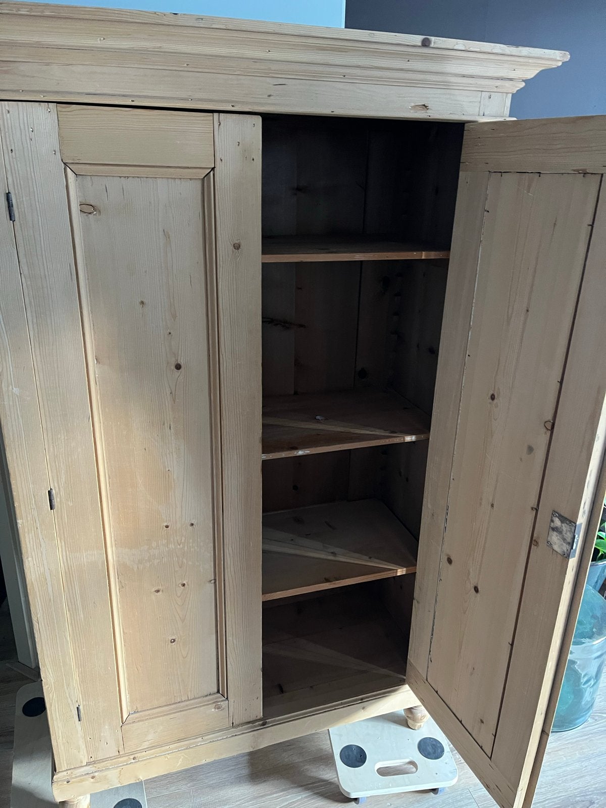 Antieke grenen kast met planken, Ophalen