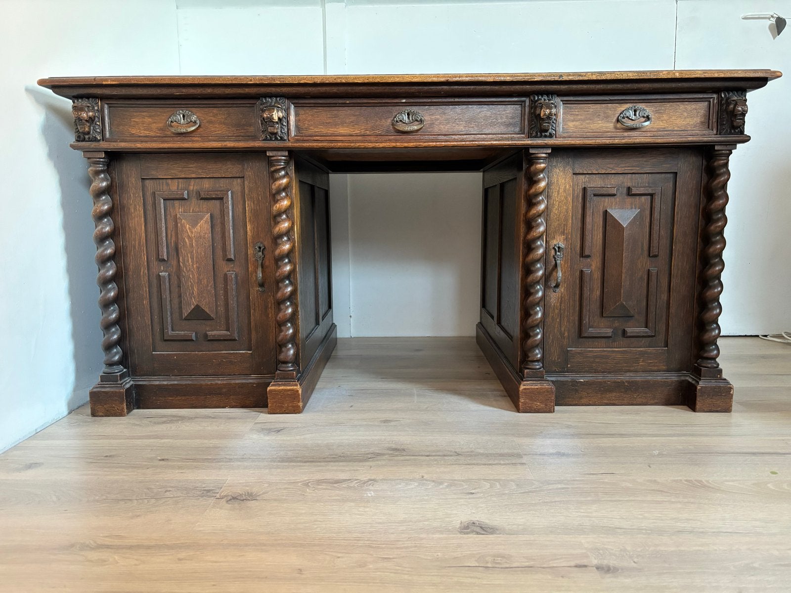 Antiek Eiken Bureau met Leer Inleg en Leeuwenkoppen, Antiek en Kunst, Ophalen