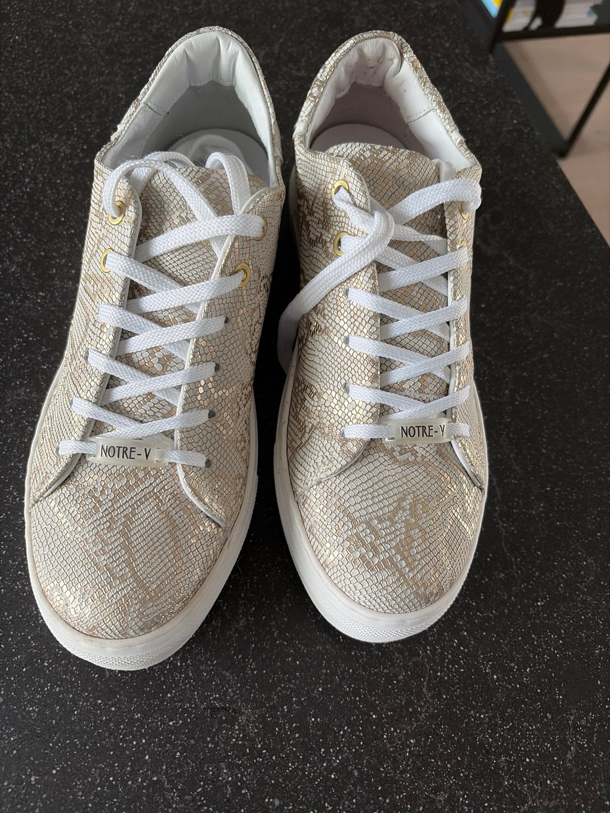 Notre-V Sneakers Maat 42 - Goudkleurig Slangenprint,m, Kleding | Dames, Ophalen of Verzenden, Zo goed als nieuw, Overige kleuren