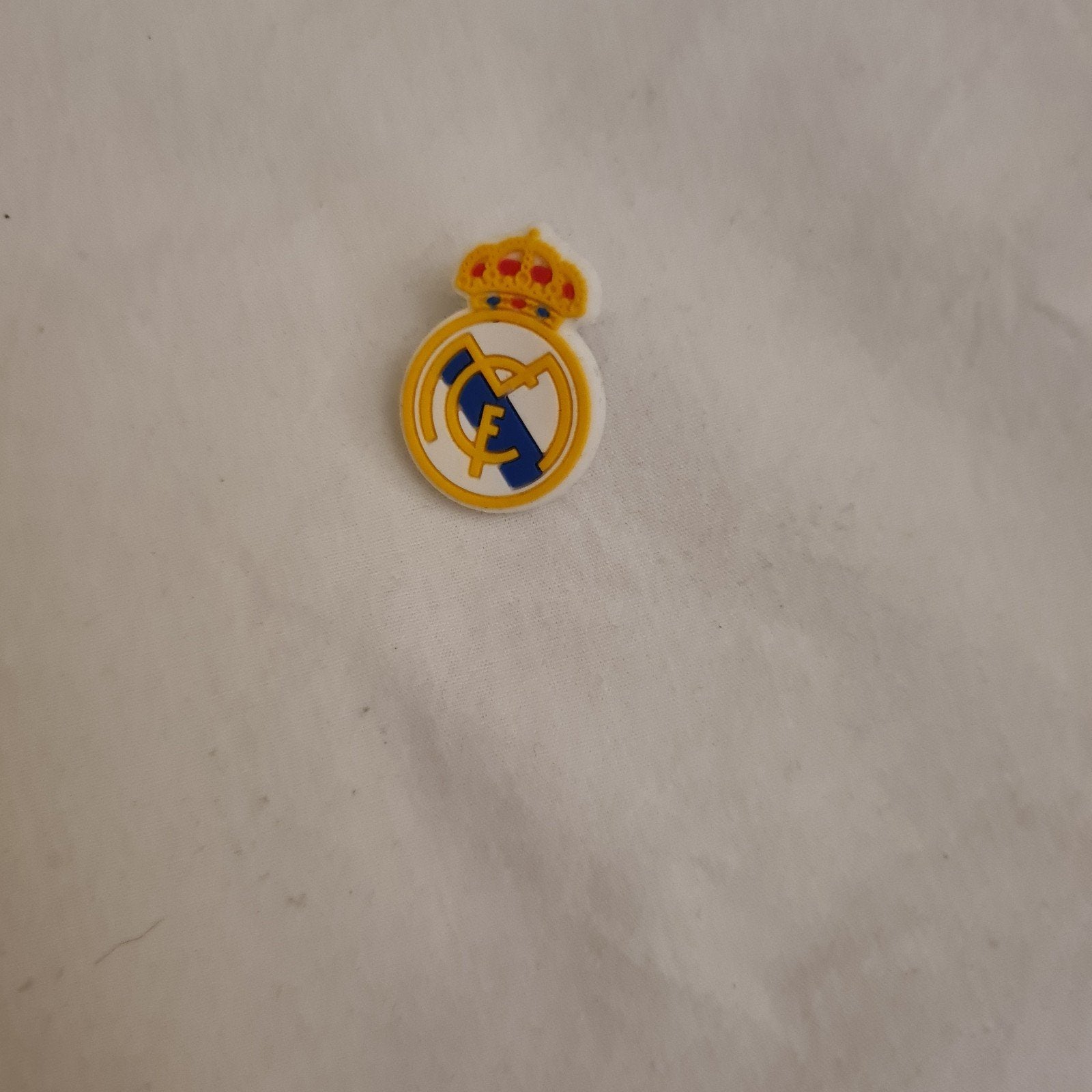 Real Madrid crocs charm, Verzamelen, Speldjes, Pins en Buttons, Ophalen of Verzenden, Gebruikt, Sport, Speldje of Pin