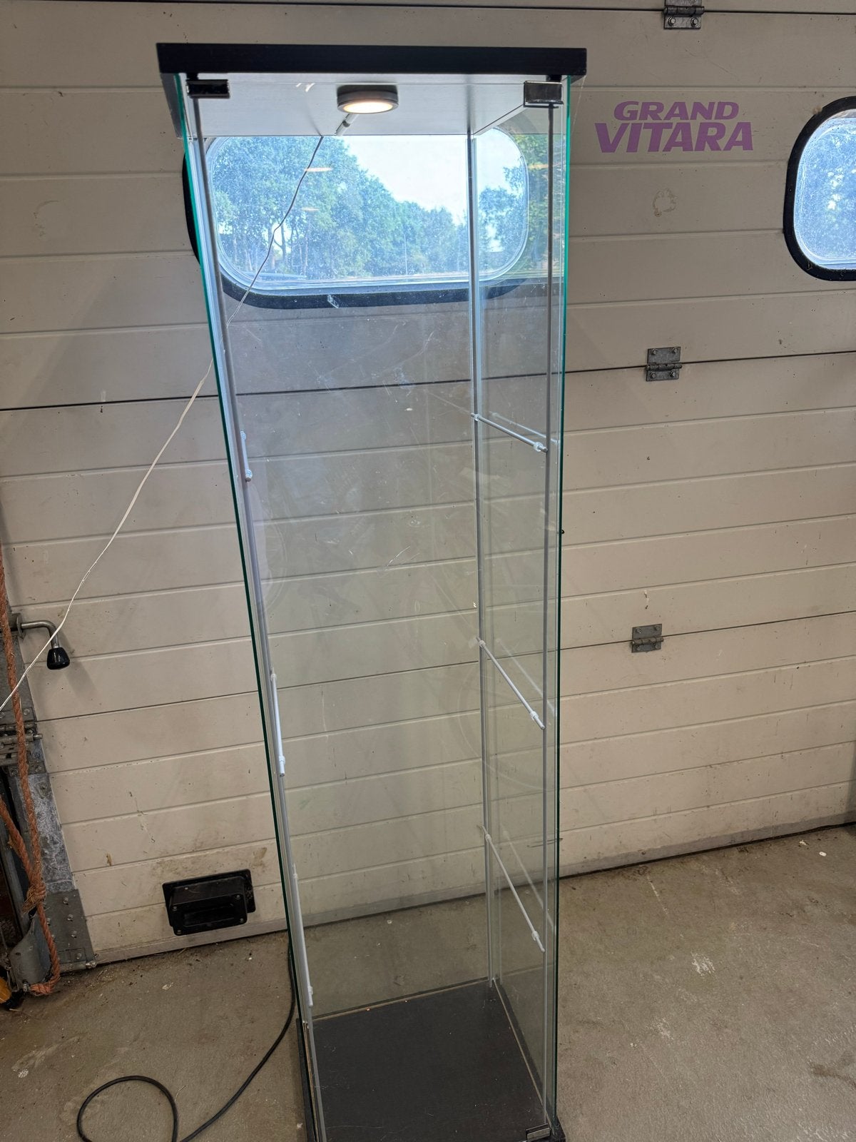 Glazen vitrinekast met verlichting, Huis en Inrichting, Kasten | Vitrinekasten, Ophalen, Minder dan 50 cm, Gebruikt, Glas