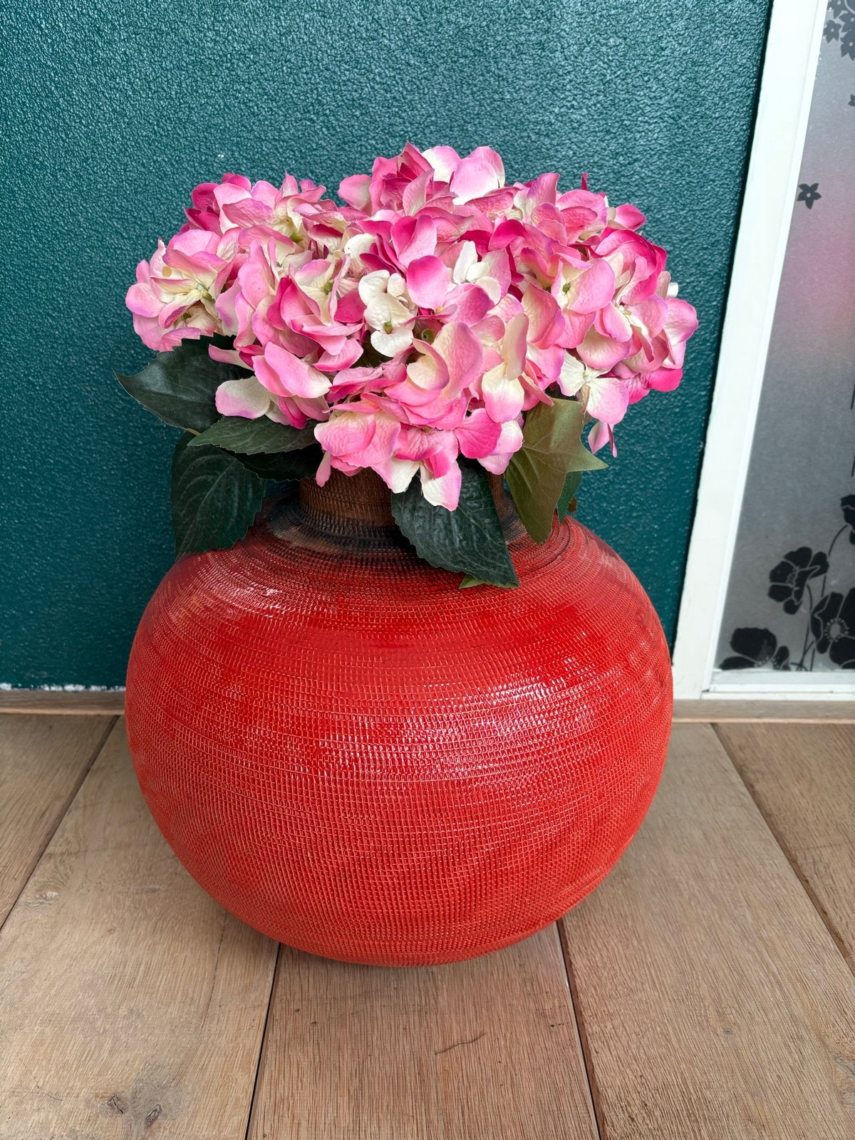 Loods aardewerk vaas oranje/rood met zijden bloemen, Ophalen