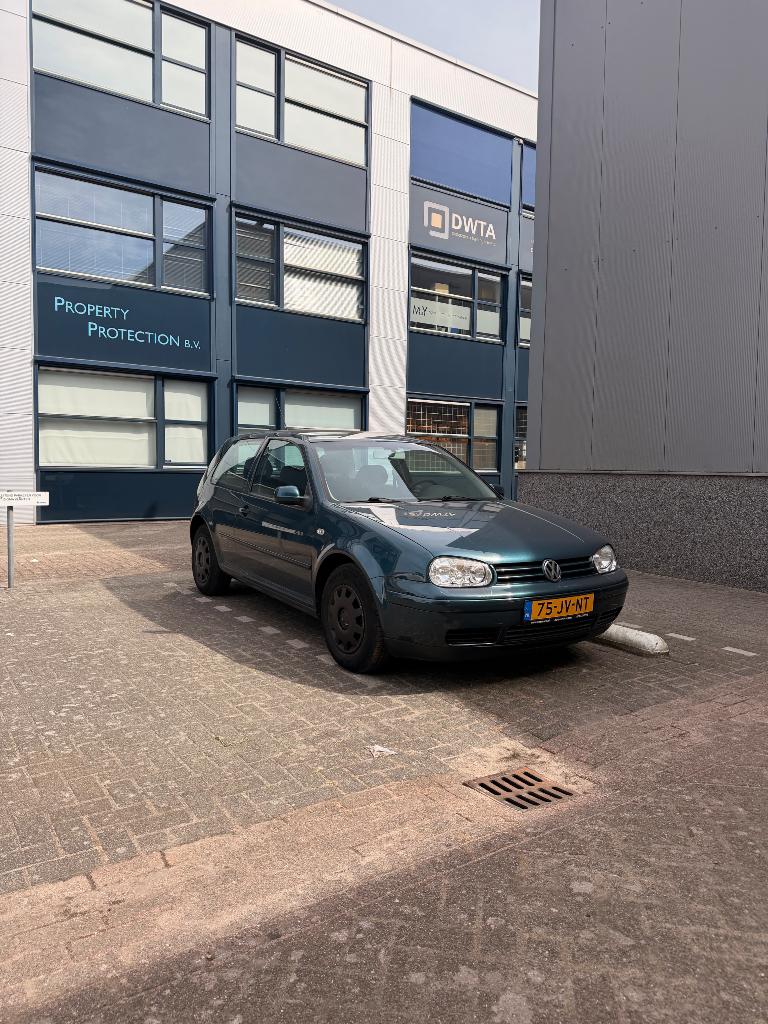 Volkswagen Golf 4 1.6 77KW 2002 Benzine / APK tot Augustus!, Auto's, Voorwielaandrijving, Stof, 4 cilinders, 49 €/maand