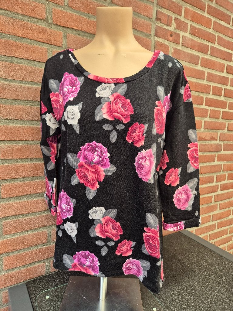 Divided zwarte trui met fuchsia bloemen maat m, Ophalen of Verzenden, Zo goed als nieuw, Maat 38/40 (M), Zwart