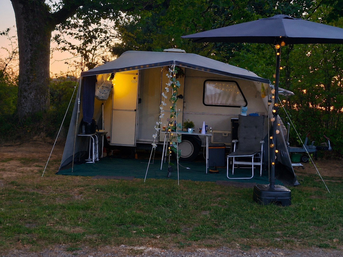 Kip de Luxe Caravan met voortent en luifel en wit interieur, Luifel, Kip, Treinzit, Particulier