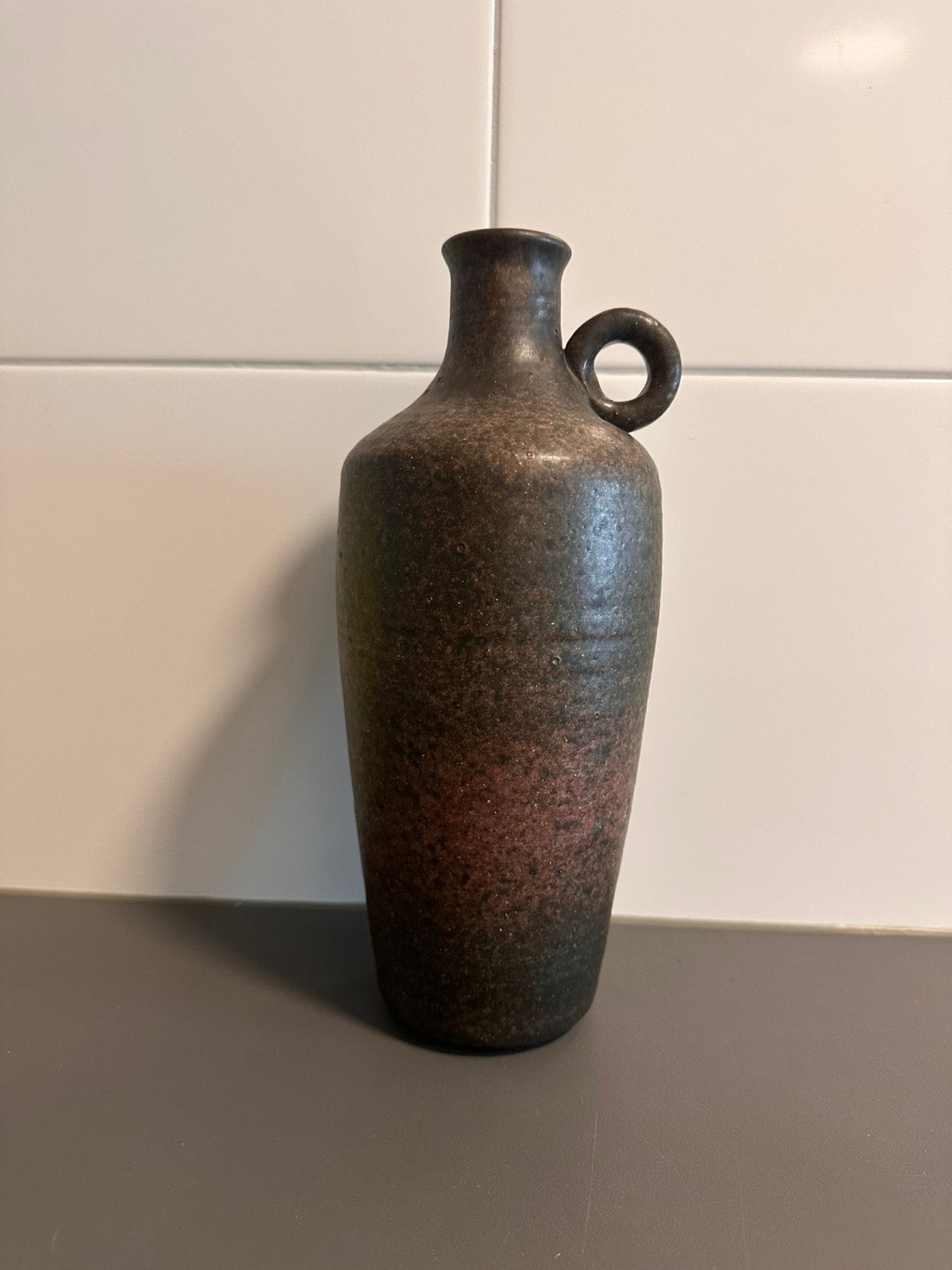 Vintage Studio keramiek kruikvaas – brutalist 60s/70s - 27cm, Ophalen of Verzenden, Zo goed als nieuw, Bruin, 27 cm